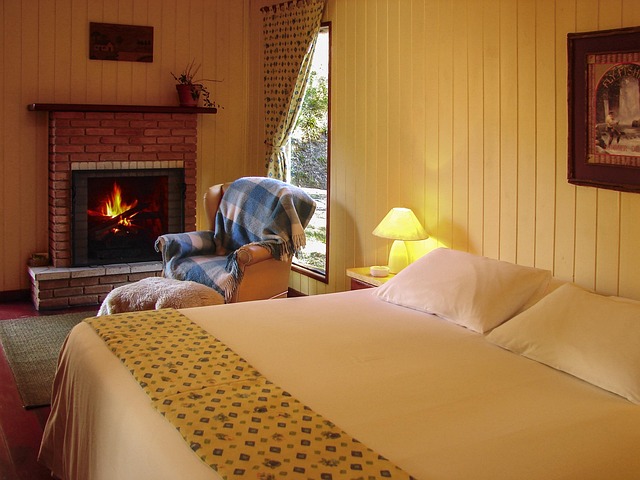 plápolajúci oheň v spálni